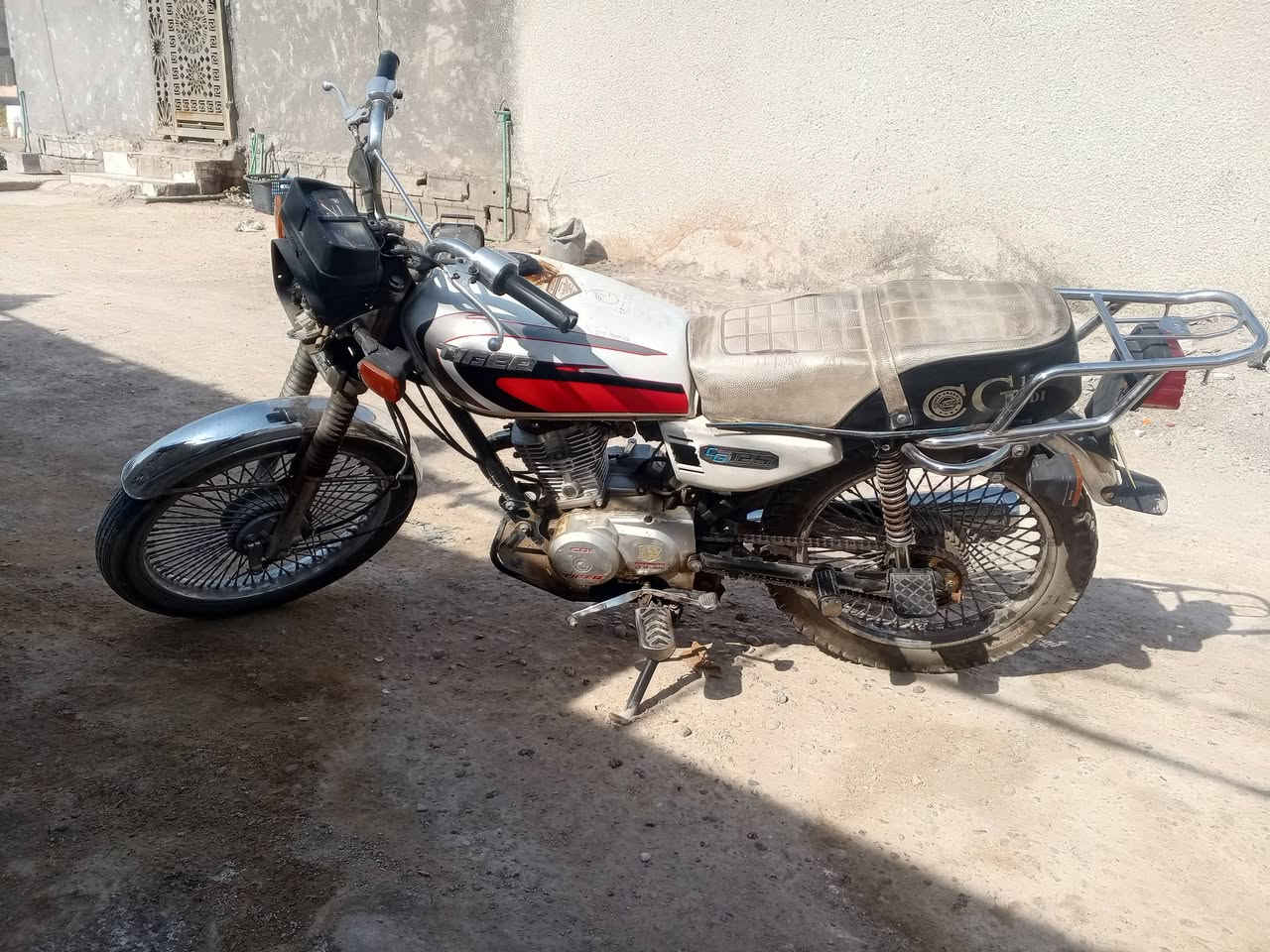لبيع دراجه 4 كير ايراني دراجه حيل نضيفه نقصه فقط باتري وبيها نضوح قليل بل مكينه اثر جبنه طاكه تخم تاير جديد زنجيل وملحقاته جدد دراجه هندر وحد نكره سعرها 350 الف مكاني بغداد قرب معارض جكوك رقمي 
***********

