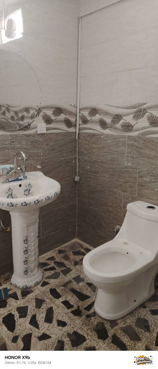 شقة للايجار 
المساحة ١٠٠ متر
الطابق الاول
عرفتين نوم + صالة
حمام + تواليت
مطبخ كبير
الاعظمية شارع الجرداغ
للاستفسار ***********

