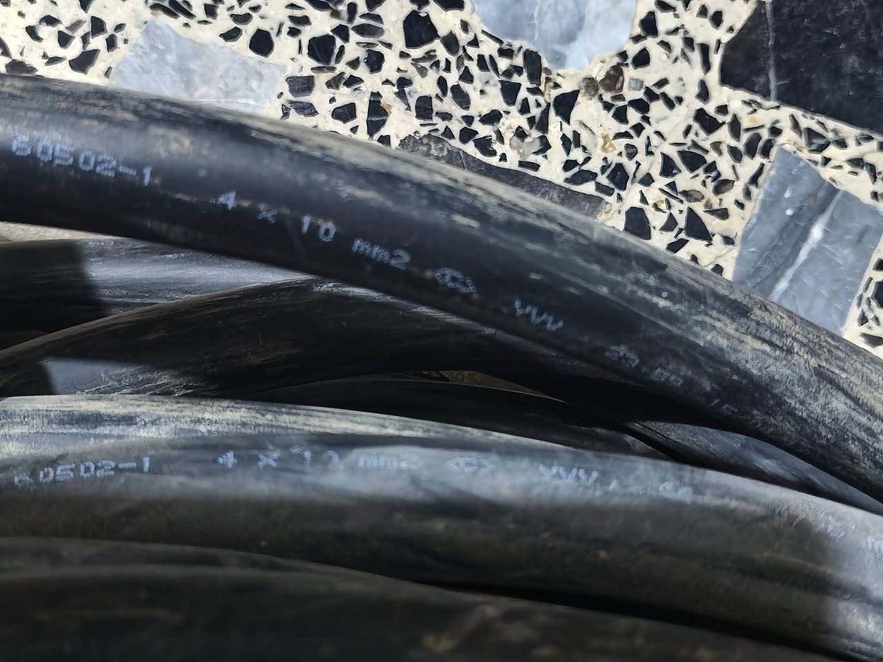 كيبل 4×10تركي اصلي دبل غلاف 38 متر
كيبل 4×16اسود  18 متر ونص 
كيبل ابيض شعري 4×6اردني اصلي مستخدم 11متر 
للتواصل ***********
