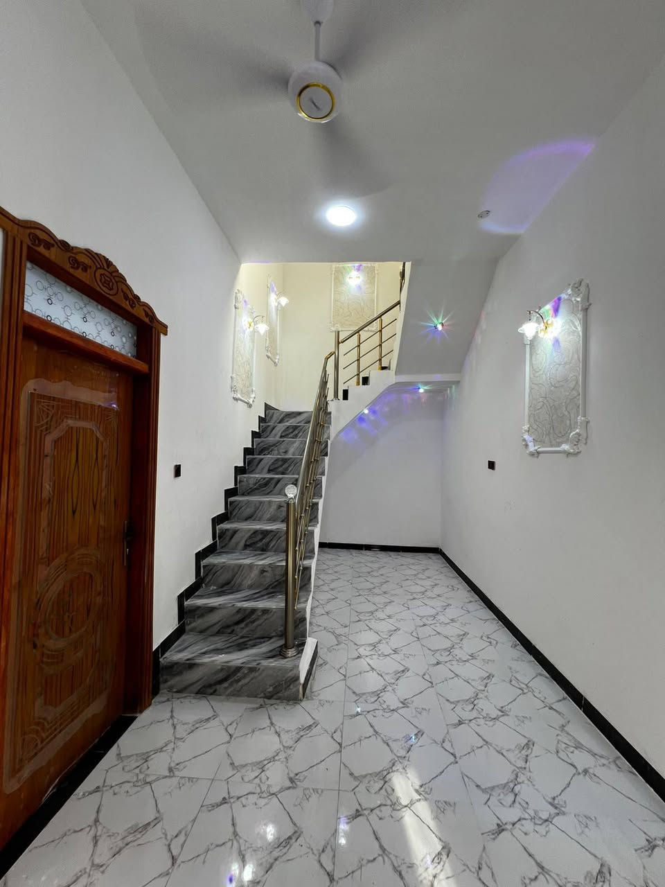 دار سكن #بسعر_جوه_السوك
البصرة - ابي الخصيب - طريق سيد حامد
مقابل مدينة الأندلس السكنيه
#المساحة :: 105م
#ركن مع توفر كافة الخدمات 
طابو صرف تحويل مباشر بأسم المشتري
#يحتوي ::
طارمة . صحيات خارجية . استقبال . مطبخ 
صالة . صحيات داخلية . غرفة منام واحده
#السعر_المطلوب :: 60 مليون قابل للتفاوض
#للأستفسار ::
***********
