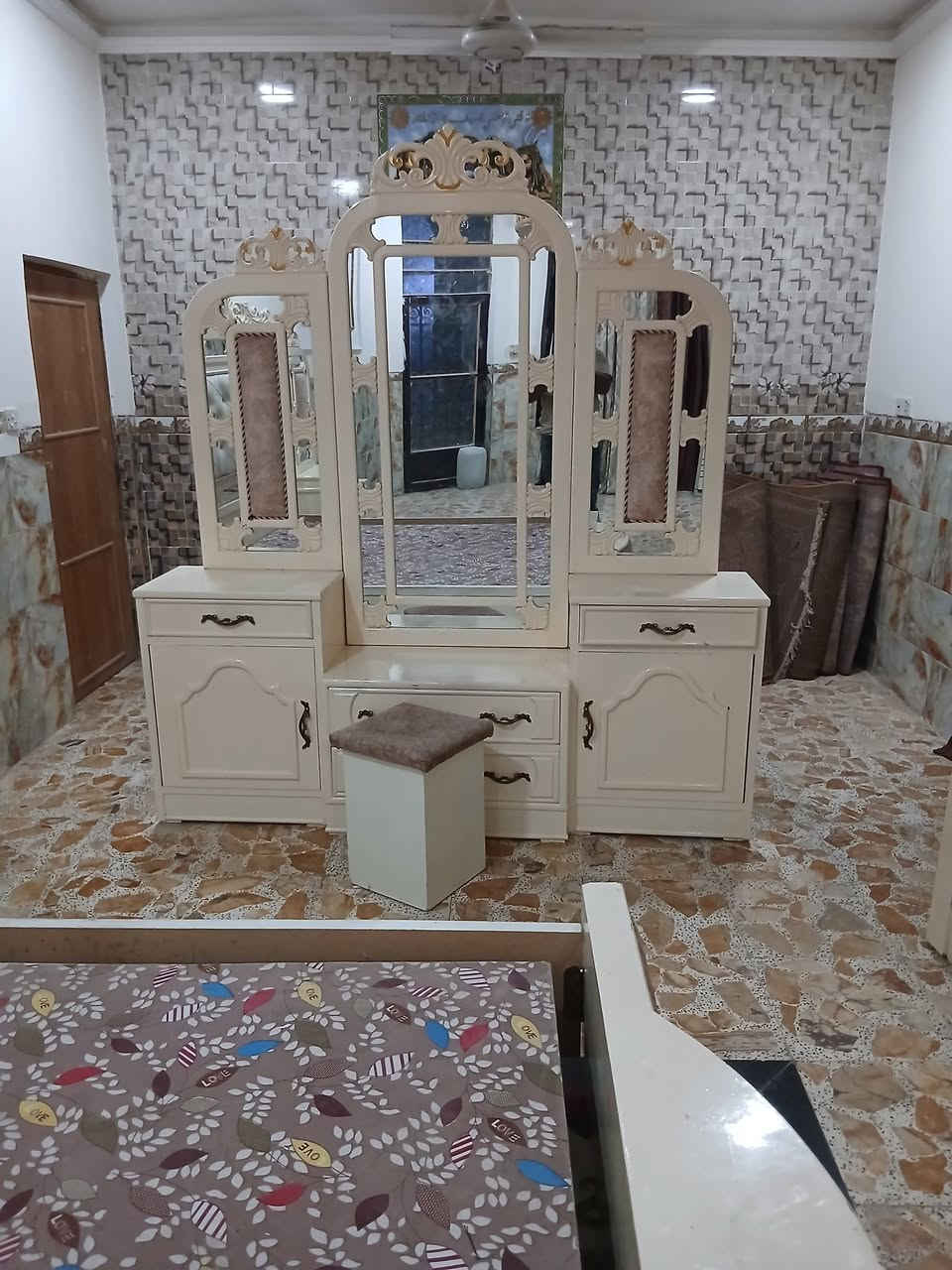 السلام عليكم اخوان  غرفه  اخت الجديده  مابيها اي شخط شرط  تسكام درجه اولى   الظهر جرجزبه  اسليت  ٦باب   حله شارع السياحي قريه الدولاب   ***********
