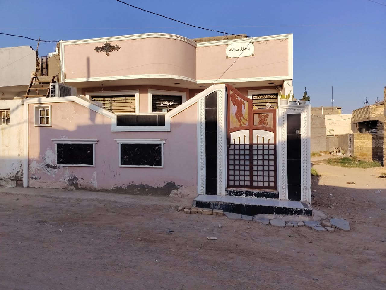 السلام عليكم دار سكن للبيع ركن في الكوت منطقة حي الحكيم البناء درجة اولى نزلة علاء غريب مساحتة 150م وشارعة 10م البناء طابوق درجة اولى والسقف صب مسلح والارضية والجدران سيراميك ويتكون البيت من غرفتين نوم وصالة واستقبال ومطبخ وصحيات داخلية وخارجية والسطح اشتايكر ومرقم من قبل البلدية السعر 67 وبي مجال الاستفسار الاتصال على هذا الرقم ***********
