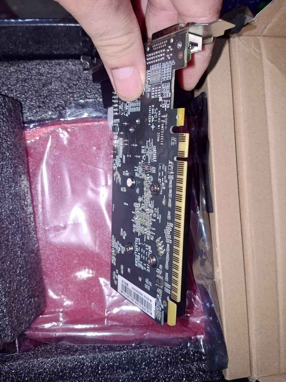 السلام عليكم اخوان عندي كرت شاشة جديد  من شركة MLLSE، تحديداً طراز GT 730 مواصفات كرت الشاشة ذاكرة 4GB  GDDR3 مع واجهة ذاكرة 128 يدعم مخرجات DVI و VGA  سعره 50 الف شامل التوصيل الاتصال واتساب على الرقم ***********
