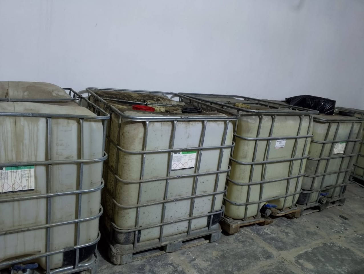 حاويات للبيع عدد 9
ابو 1,000لتر 
رقم الهاتف ***********
