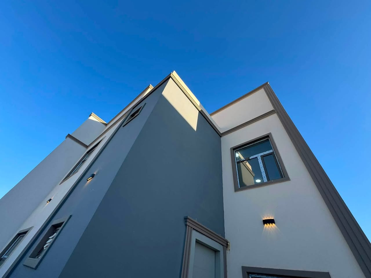 **🏡 مجمع الأميرات 2 السكني – دار للبيع**

📍 المرحلة السادسة  
🏠 بلوك 1 – دار 6 
📪موقع الدار خلف شارع 60 التجاري  
📐 المساحة: **300 متر**  
💰 الواصل: **58 مليون و750 ألف دينار عراقي**  
✅ يباع بتطلوعة

**📞 للاستفسار والتواصل:**  
زورونا في **شركة روعة دور السدير للاستثمار العقاري والمجمعات السكنية**  
📍 **حي النداء – شارع المجمعات الخدمي – مجمع الأميرات 1**  
📞 ***************

