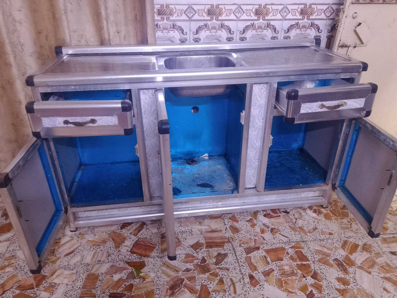 السلام وعليكم
سنك ابو جنحين. 
٣ اابواب كما مبين بصوره 
كاونتر سنك تزكام ثقيل 
مبطن نضيف كلش 
مابي كل ضررر 
عنوان بغداد الحسينيه 
عندي توصيل بلحسينيه فقط بكروه 
تواصل سعر وستفسار خاص 
متوفر عل واتساب هم 
***********
