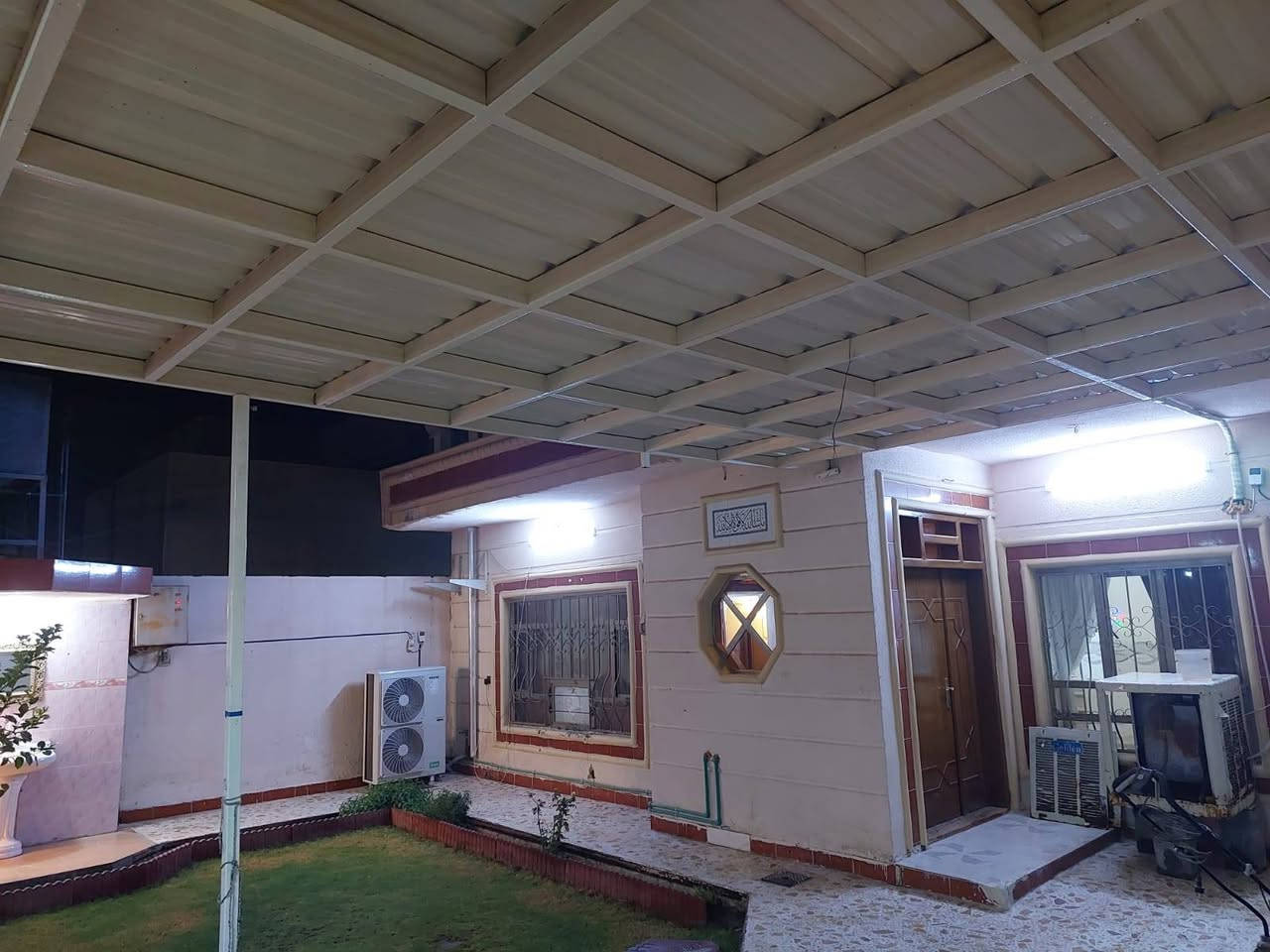 السلام عليكم بيت للبيع نزال يم جامع عبد العزيز المساحه 200 طابقين السعر 190 الشارع 12 تواصل بالرقم *********** ***********
