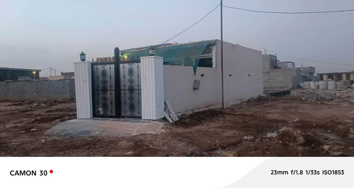 السلام عليكم 
بيت للبيع المساحه الكليه 296 م 
مساحه بناء البيت 80 م 
الموقع حي القدس خلف الفوج 
زراعي سند 25 
***********
***********
