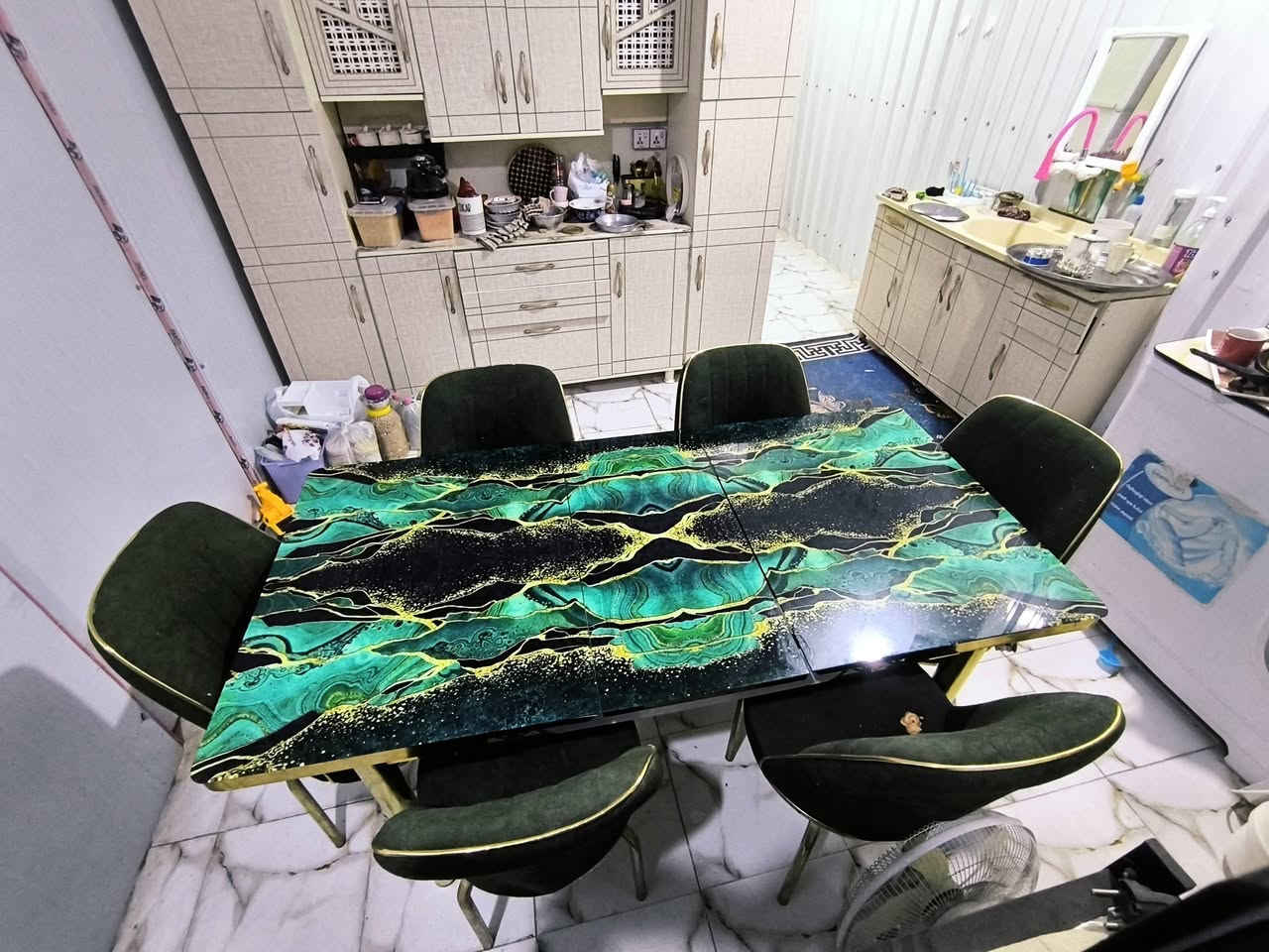 بيع ميز طعام متكون من 6 نفرات للببع مستعمل قليل جدا للاستفسار الأتصال على الرقم ***********
