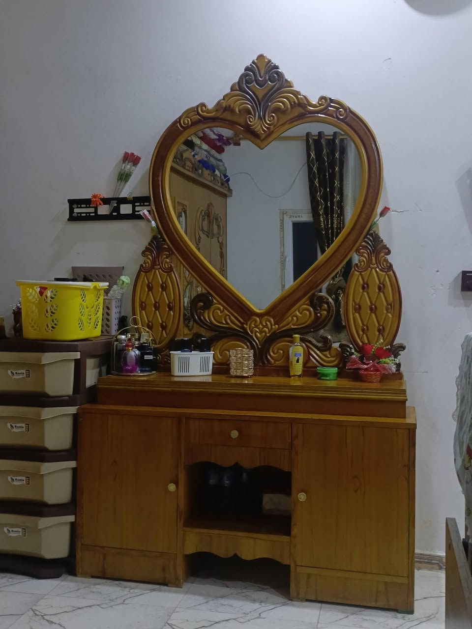 غرفة اخشاب جديدة صارلها 4 اشهر يمي خمس قطع 
سعرها 600 بيها مجال

للاتصال ***********
