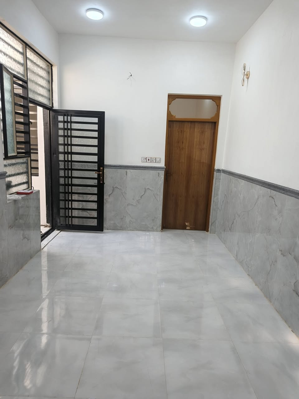 دار للبيع ١٠٠ متر طابق ونص حي نداء شارع المجمعات
مطقة ٨٣ قرب الطفائيه بظهر شارع ٦٠ العرضي  بناء جديد درجه اولى طابوق جمهوري صب مسلح بيت جاهز مابي اي نقص  سعر ٩٣ مع 
***********
