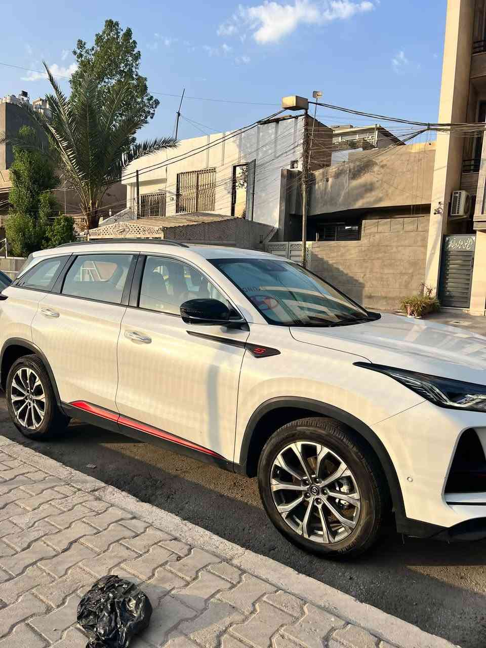 السلام عليكم 
للبيع
Changan CS75 Plus 2022

 رقم بغداد حرة او بالاقساط
 ماشيه 51000 الف كيلو
السيارة تحت ضمان البخيت و الشركة
محرك 2.0 Turbo ،ناقل الحركة  اوتوماتيكي
8 سرعات ايزن ياباني،مصابيح امامية و خلفية ليد،4 كاميرات و 12 حساس امامي و خلفي

مواصفات السيارة :

حمالات سقف،فتحة سقف بانورامية،صندوق خلفي كهربائي (620 لتر)،أنوار ضباب أمامية – هالوجين،كشافات ضباب خلفية،أربع مخارج للعادم،نظام تنبيه عن اقتراب سيارة من الخلف
شاشة معلومات وترفيه بقياس 12 بوصة وشاشة عدادات رقمية بنفس القياس، مع مكبرات صوت عددها 8 سماعات ومكيف هواء متعدد المناطق ومنافذ USB وتدعم المقاعد الأمامية ميزة التهوية. بجانب 6 وسائد هوائية مع عجلة القيادة
أنماط قيادة (عادي – اقتصادي – رياضي- مخصص)
تحكم بوضعية المقود (يدوي)
التحكم بوضعية كرسي السائق بستة اتجاهات
التحكم بوضعية كرسي الراكب بأربعة اتجاهات
ذاكرة مقعد السائق عدد ٣ 
عرض محتوى الجوال على الشاشة
مثبت سرعة تفاعلي
ونظام مراقبة النقط العمياء وكاميرا بزاوية 360 درجة وشاشة قفل مركزي ونظام الدخول والتشغيل بدون مفتاح ونظام مراقبة النقاط العمياء ونظام تحذير التصادم الأمامي والخلفي ونظام الحفاظ على المسار وتنبيه الخروج عن المسار ونظام الإضاءة الذكي.
مثبت سرعة متكيف رادار ACC
ثبات الكتروني 
نظام السياره ذكي 
عنده القفل يغلق الابواب والزجاج  و البانوراما تلقائي 
فرامل طوارئ ذاتية AEB
مانع انزلاق TCS
مساعد صعود المرتفعات HHC
مساعد نزول المنحدرات HDC
تحذير الاصطدام الأمامي FCW 
حساسات أمامية و رادار امامي
حساسات خلفية و رادار خلفي
التشغيل بضغطة زر
التشغيل عن بعد
مراقبة ضغط الاطارات TPMS
كشف المنطقة العمياء BSD
تحذير مغادرة المسار LDWS
البقاء في المسار LKAS
بريك الكتروني EPB
أوتو بارك APA
توقف مؤقت أوتو هولد
تخم اطارات جديد قبل شهر والسيارة تحت الضمان لشركة شانجان والبخيت 
تمت الادامة كاملة لزيت المحرك وهايدروليك الكير وكل السيارة كاملة الادامة كما واضح بالتقرير المرفق
باقي 10 اقساط ( 8000000 ) للمصرف تحب تدفع كامل السعر واني اسدد المصرف وتتحول السيارة الك مباشرة من الشركة او تكمل اقساط بدالي وتتنزل من السعر 28000000 دينار

رقم الهاتف : *********** واتس اب فقط

