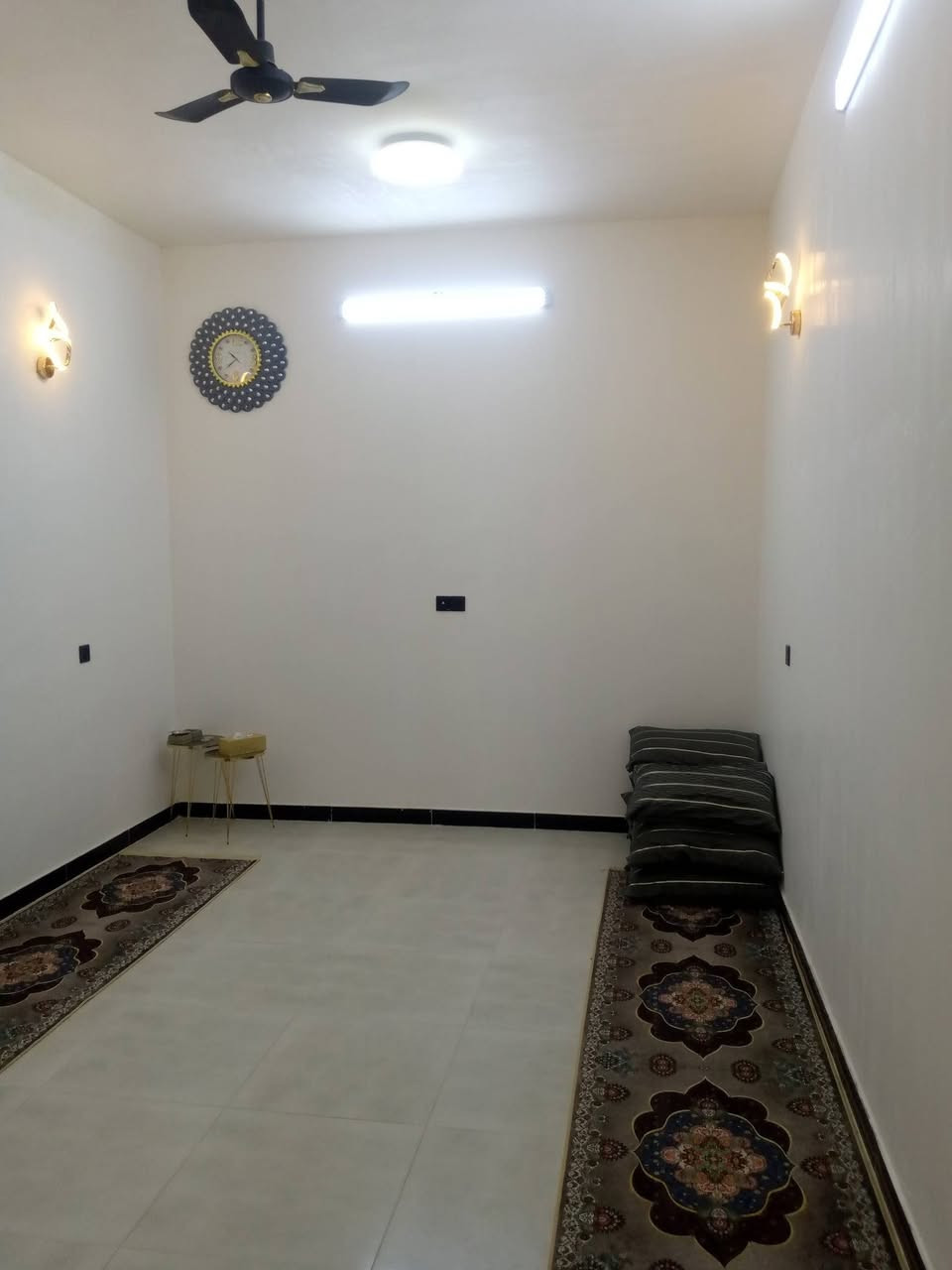 السلام وعليكم بيت المساحه 100مترطابق واحد جاهز للبيع قرب حي التراث مقاطعه 3 10قرب مدرسه لاحسان يبعد عن تبليط 70متر لا تصال ***********
