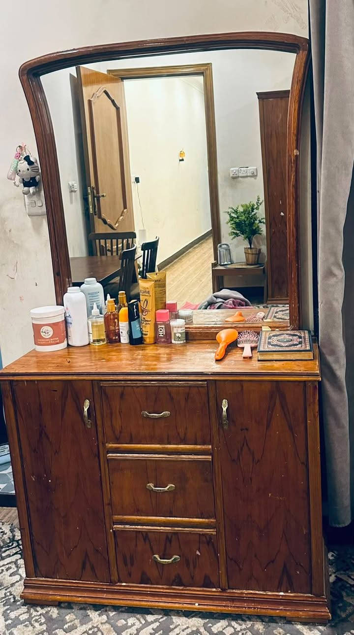 ***********
***********
شراي يتفضل واتساب 
غراض بيت بزيونه كنتور جربايه نفر جربايه نفرين ميز طعام ميز تواليت 
عنوان بغداد زيونه متواجده فقط واتساب
