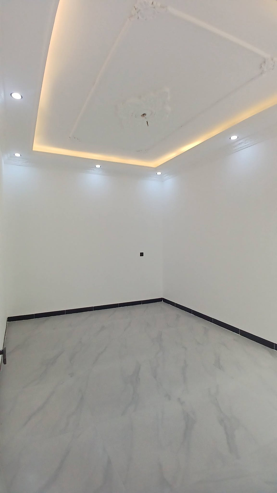 🏡 فرصة عقارية فاخرة | دار سكني فخم (زيرو) للبيع
📍 الموقع: تكريت – الديوم (منطقة التصنيع / بالقرب من شارع 30)
📐 المساحة: 150 م² (الواجهة 7.5 م × النزال 20 م)
✨ التفاصيل والمعالم المعمارية:
 * المساحات الداخلية: 4 غرف نوم واسعة | صالة استقبال فخمة | مطبخ بتصميم عصري
 * الخدمات والتجهيزات: 3 مجاميع صحية معلقة (نظام دفن) | أبواب داخلية تركية فاخرة
 * التشطيبات واللمسات الفنية: ديكورات سحب مغربي حديثة | سطح مكسو بالشتايكر المقاوم
 * المنظومة الأمنية: متكاملة ومجهزة بنظام كاميرات مراقبة حديث
📞 للتواصل والاستفسار:
 * ***********
 * ***********
🏢 مكتب أرض الأحلام للعقار
📍 تكريت – شارع الأربعين – بالقرب من فندق بلازا
🌐 نستقبل وعرض كافة العقارات (دور، أراضي، تجاري) في تكريت وجميع المحافظات.

نص مكتوب في الصور:
- أرض الأحلام للعقار
- ارض الأحلام للعقار