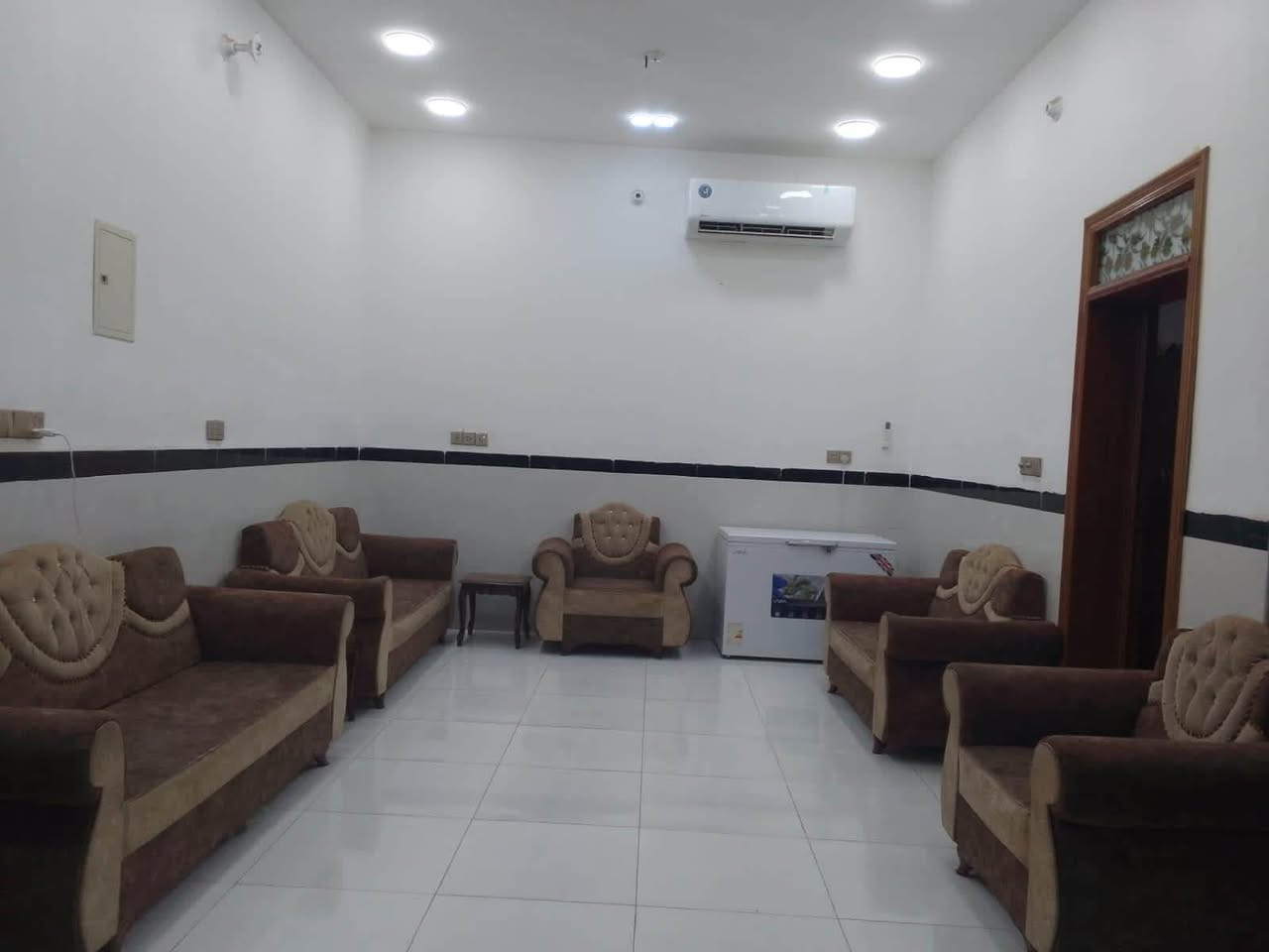 السلام عليكم
بيت للبيع مساحة 200 متر بناء 2025
يتكون من غرف 2 وصالة ومطبخ وديوانية 
بناء درجة أولى طابوگ وكونكريت مسلح 

موقع حي الزهراء ع (7 نيسان) خلف المدارس
البيت مرقم من ضمن الطابو 

للاستفسار أكثر ع الرقم / ***********
