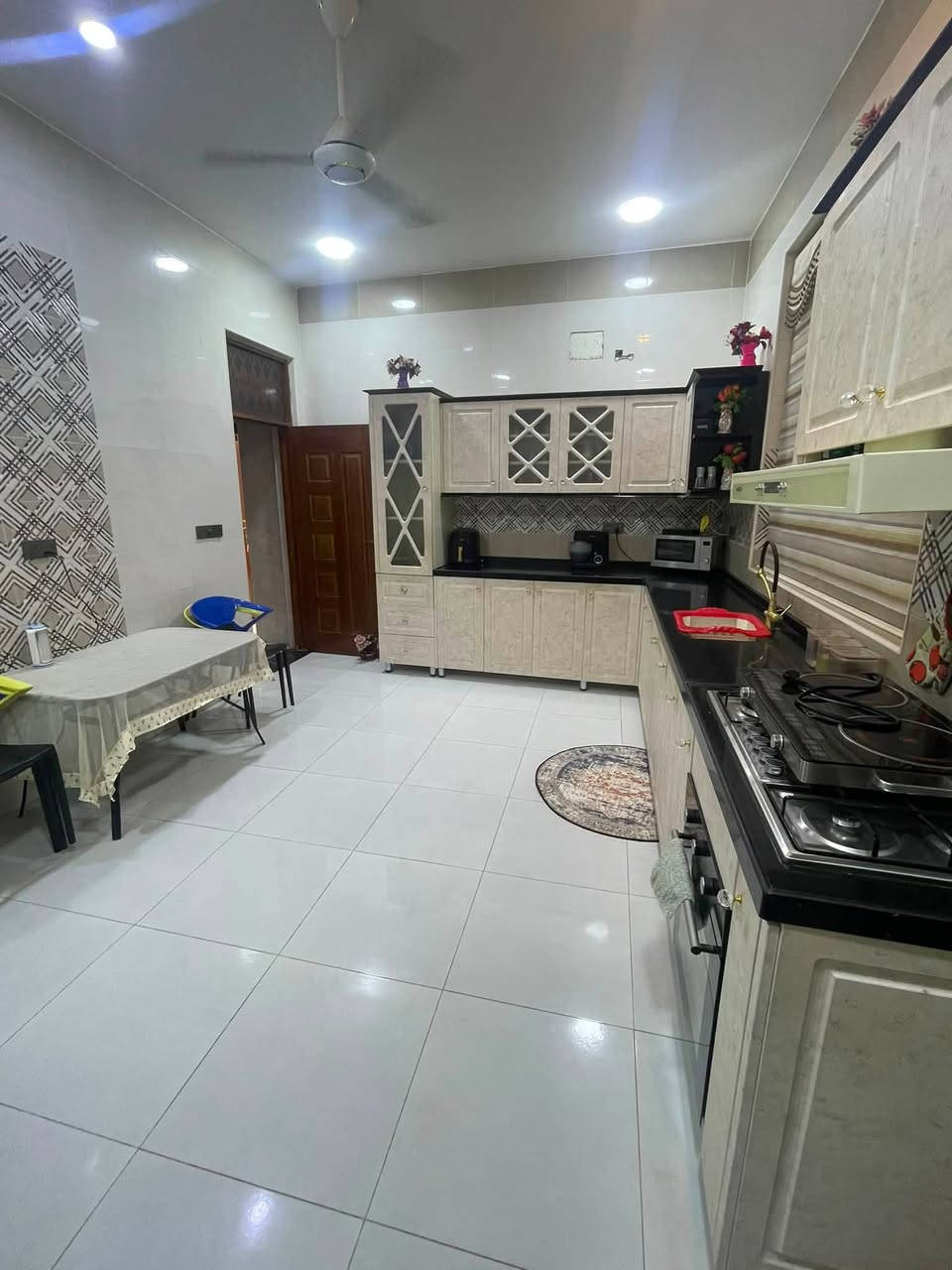 دار البيع
مساحه٢٠٠متر
طابق واحد 
العنوان/حي الخضراء/مقابيل بيع مباشر/بشارع الصيدلية 
اتصال ***********
