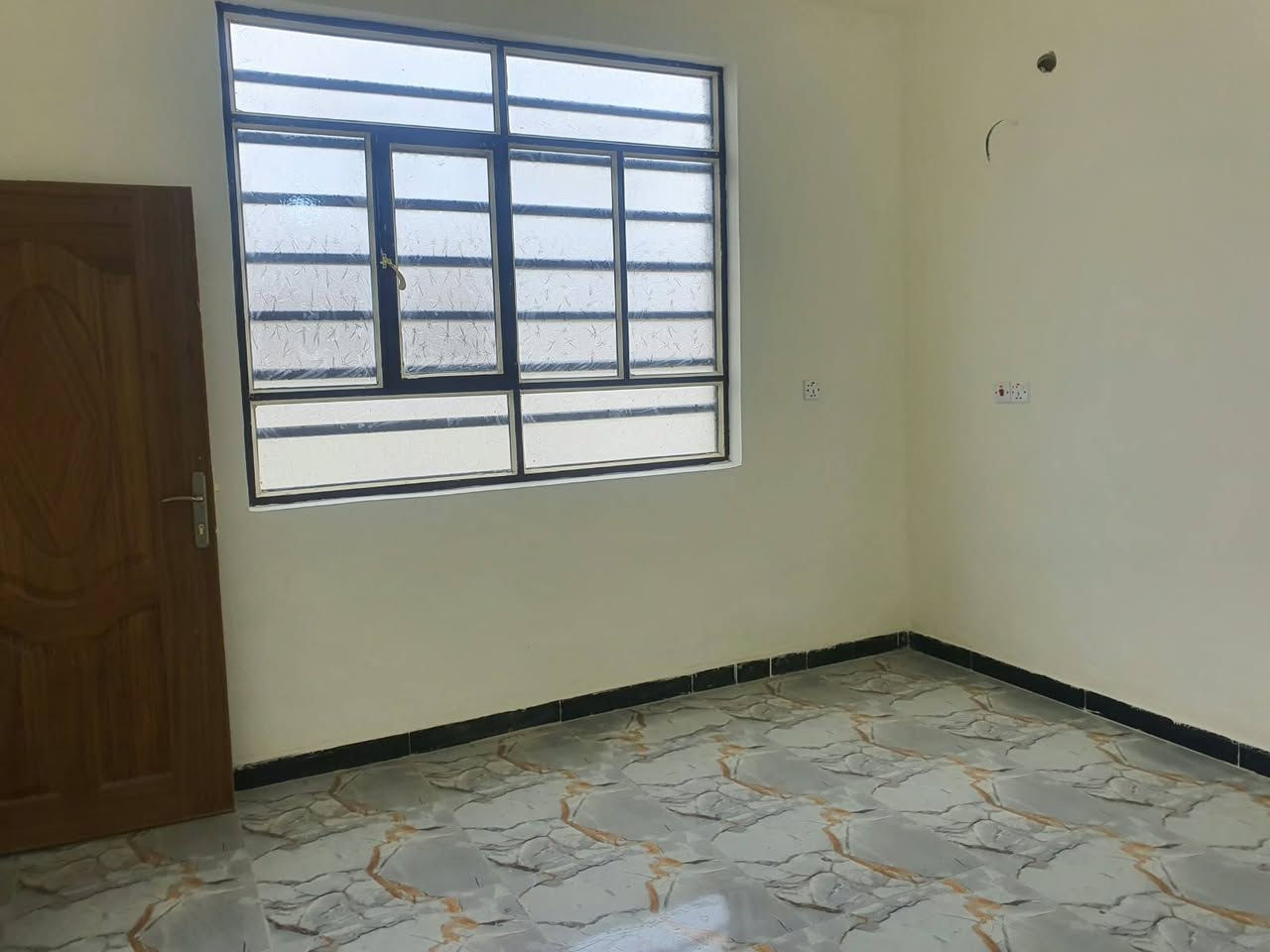 بسبب الوعود الكاذبة 
بيت للايجار مساحة ٧٥ متر واجهة سبعه  ونص نزال ١٠ مدخلين
البيت نظيف بناء ٢٠٢٢ طابق ونص الطابق الارضي استقبال ومطبخ وخدمات وغرفة نوم وطرمة صغيرة الطابق الثاني غرفة نوم منطقة الالف خلف ابو سجاد ابو الدهن ايجاره 375
للاستفسار ***********
علما اني صاحب الدار
