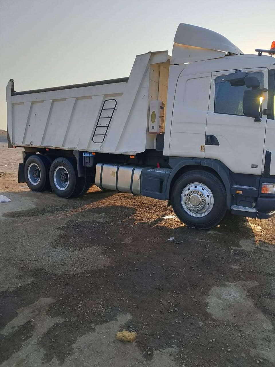 سلام عليكم سكانيه موديل 2000 بسمي تحويل ثاني يوم سنويه 27 جديده سياره كفاله مكينه 420 نجكتر مجموعه 97 بدي 21 متر السعر 350 الستفسار نتصل *********** مكاني البصره زبير
