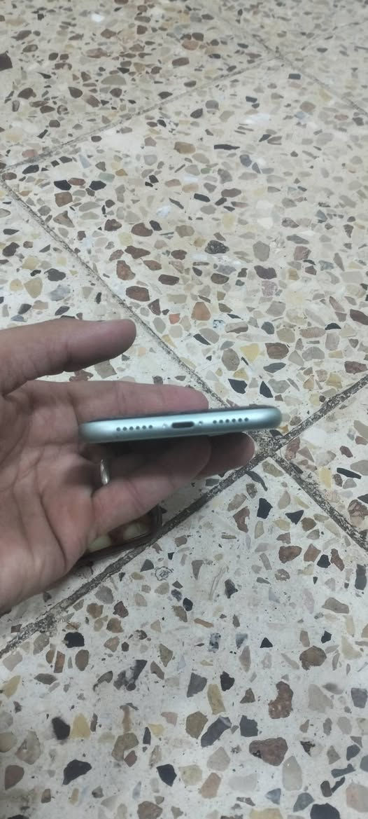 سلام عليكم ايفون 11عادي نموذج M  نضافه 100 بطاريه 95سعره 260 ***********

نص مكتوب في الصور:
- 10:37 76 حالة البطارية والشحن كما هو الحال مع البطاريات القابلة لإعادة الشحن، بطارية الهاتف قابلة للاستهلاك وتصبح أقل فاعلية مع الوقت. معرفة المزيد... 95% الحد الأقصى للقدرة هذا قياس لقدرة البطارية مقارنة بقدرتها عندما كانت جديدة. قد تتسبب القدرة المنخفضة بتقليل ساعات الاستخدام بين عملية الشحن والأخرى. أقصى قدرة للأداء ستساعد الأنظمة المضمنة في النظام والمكونات في تخفيف آثار الأداء التي قد تلاحظها أثناء التقدم الكيميائي في عمر بطارية iPhone. شحن البطارية المحسن للحد من استنزاف عمر البطارية، يتعلم الـ iPhone من عادات الشحن اليومية، بحيث ينتظر ولا يتجاوز 80% حتى يحين موعد حاجتك إلى استخدامه.