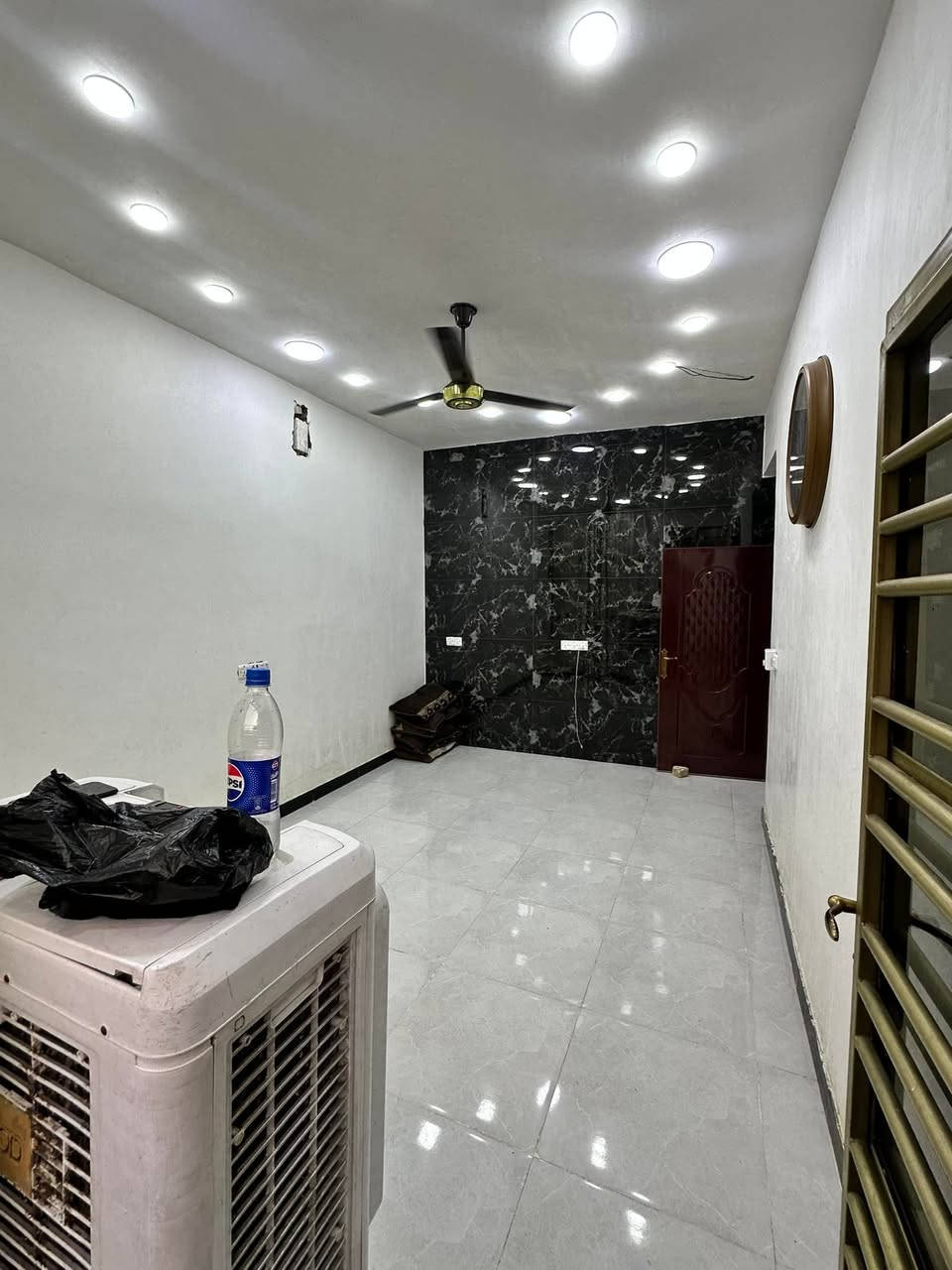 سلام عليكم بيت للبيع في خدمات مسقط مقابيل مدرسة المهندس(الجديدة) 
مساحة:100 م
طابقين بناء حديث 2026
يحتوي على استقبال وثلاث غرف نوم وصحيات خارجية وداخلية وفي طابق الثاني ومطبخ
كما موضح في الصور والتصوير
الاستفسار:*********** اتصال او واتساب 
سعره :80 وبي مجال بسيط
