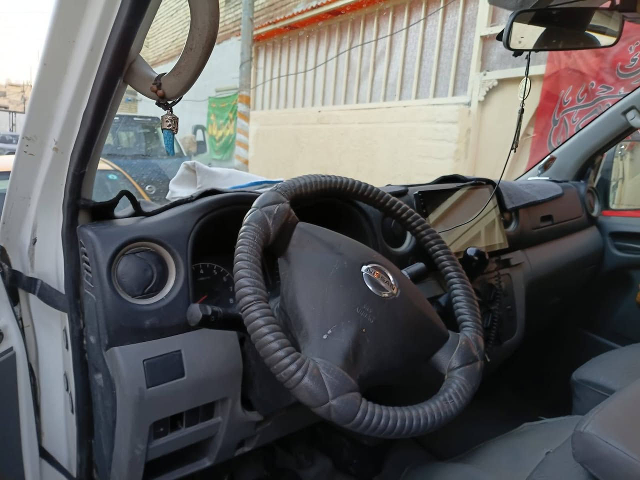 نيسان اورفان ٢٠١٣ رقم بغداد نكليزي بسمي مصفره محرك كير تبريد مكفول تخم تاير جديده صدر جديده مدوشمه بيها صبغ الصفحة الطويله مكاني بغداد البلديات السعر ١١٥ وبيها مجال بسيط حك الجيه ***********
