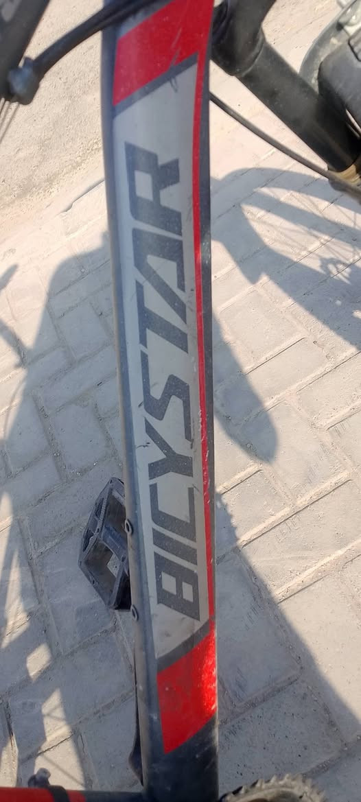 باسكل جبلي
نظافته 90/100
الباسكل جديد استخدمته لمده 45 يوم يعني بعده نظيف
الباسكل نوعيته امريكي 
الباسكل شركته BlCYSTAR
امختم من كل النواحي من الاستيرن الحد التايرات 
التايرات ما امبدله مالاته الاصليات مال شركه 
والاجوابه هم مالاته الاصليات مال شركه 
الباسكل حجم 26 
دبلاته شغاله 100/100
ابريكات شغاله 
مكينه عكرب كير 7x3
جاملاغات اصليه مال شركه 
باسكل نظيف جدا جدا 
السعر 135 وبي مجال بسيط حك الجيه 
*********** واتساب فقط أو ماسنجر
