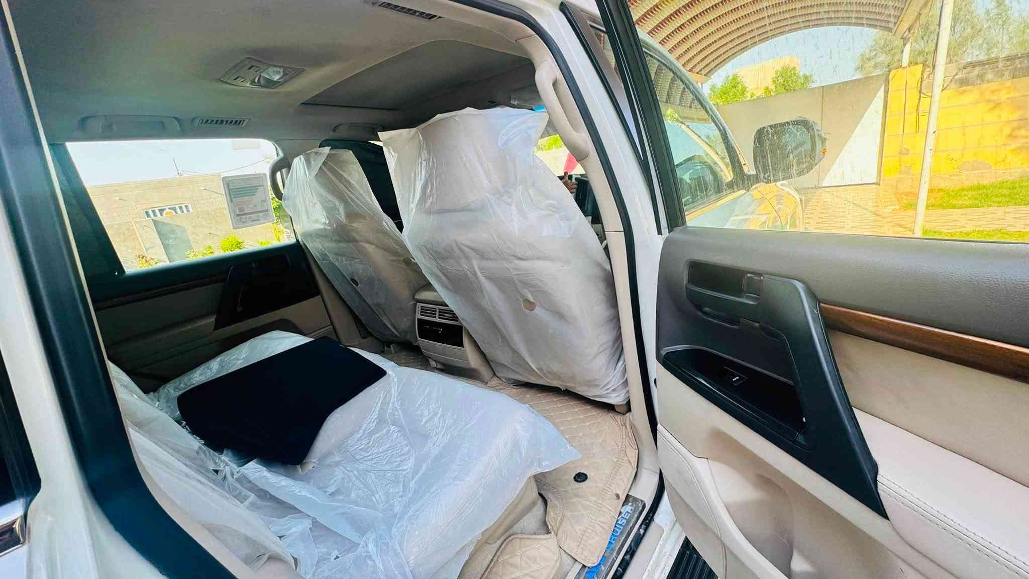 سلام عليكم للبيع لاندكروزر موديل ١٨
سيارة جديدة 
فول موصفات 
سيارة كارتون بل خير عل يشتري 
***********
