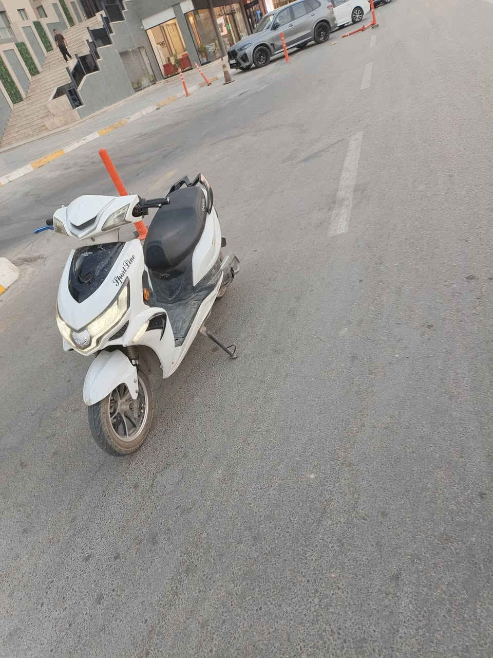 سلام عليكم اعيد النشر بسبب الوعود الكاذبه دراجه سكنس شحن 6باتري72فولت تمشيك40كيلو بل شحنه كامله وجاهزه اشاير هورن نضام الPومانع انزلاق كلشي يشتغل بيه سعرها500وبيها مجال بسيط جدا مكاني حي الجهاد *********** بدون مراوس فقط بيع
