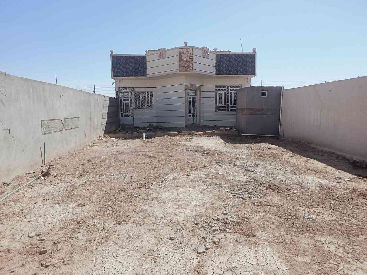 السلام عليكم بيت للبيع فقط 
 الموقع حي العهد خلف بنايه ابو فياض  الشارع الرئيسي تبليط بس الفرع مامبلط 
المساحه الكليه 400 متر البناء 160 
رباط وليس رفت طابو زراعي سند 25
حديقه خير من الله جبيره 
(مواصفات البيت البناء بلوك 
كلدور 2×2
استقبال 7×4
مطبخ 6×4
صاله 8×4
غرفه نوم 5+4
غرفه نوم 5×4 + حمام داخل الغرفه(سويت) 2×1/5
ترك وره البيت 8×3+مخزغ صغير + صحيات 
البيتونه 10×4 السقف سندويش + مخزن غراض فوك السطح 5×2
)  صحيات خارج البيت  2×2 
( كهرباء +مي+مجاري. جاهزه) 

نقص البيت صب الكراج مال السياره + الطرمه صب + تقفيل كهربائيات البيت فقط تغفيل   وتقفيل الصحيات فقط تقفيل 
الاارضيه بورسليت لبخ سمنت وبورك شبابيك جاهزه بوب خشب اصلي بوب المنيوم للصحيات 
للتواصل 
*********** واتساب فقط
