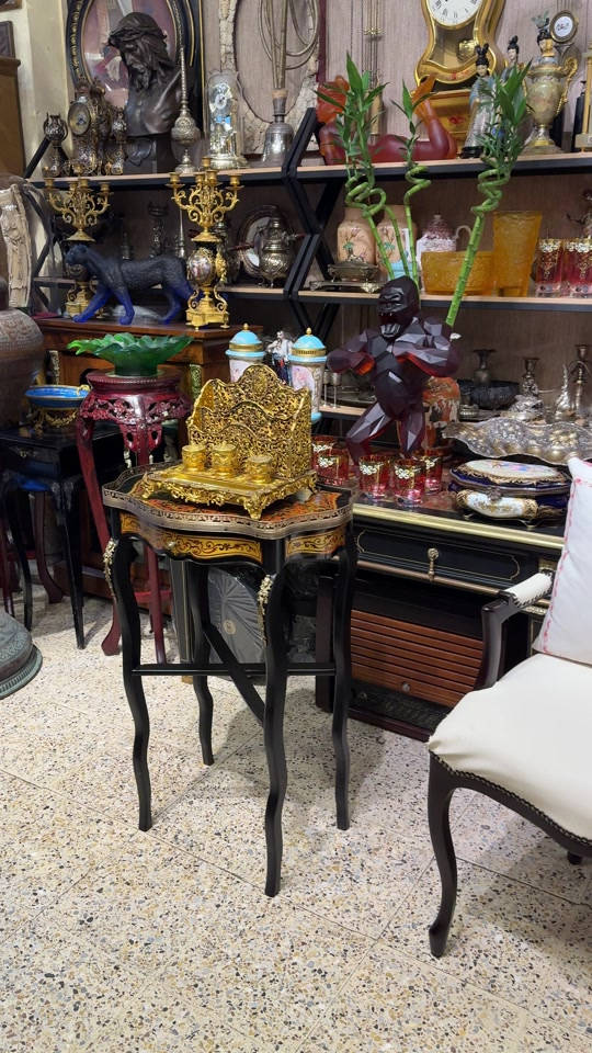 طاولة بول فرنسي انتيك القرن التاسع عشر تنزل ظهر سلحفاة مع برونز ارتفاع ٨٢ سم العرض ٥٥ سم

