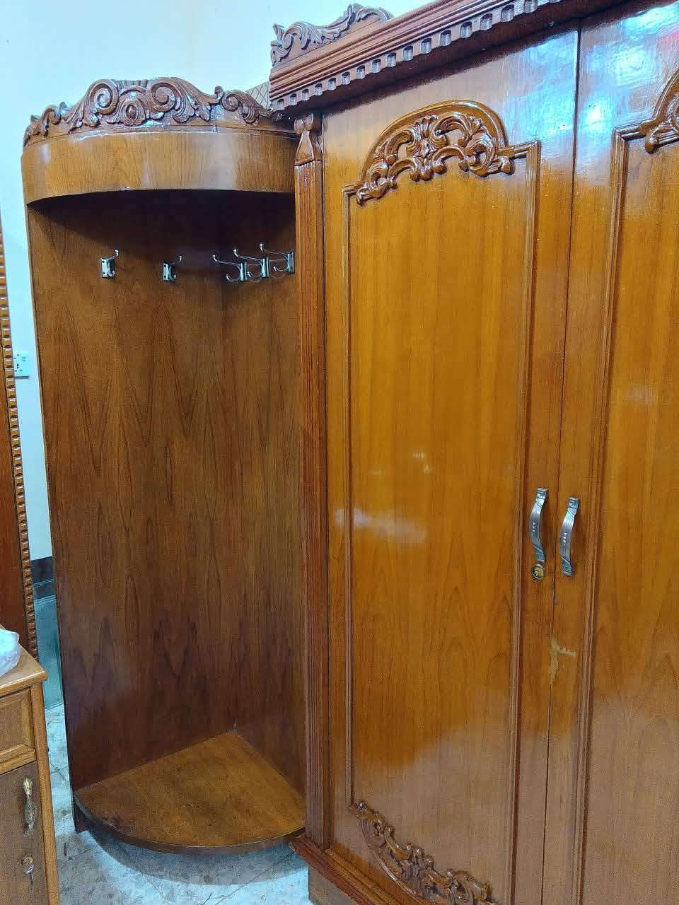 غرفه ام خمسه صاج سعر ٥٥٠ الف يوجد واتساب للتواصل فقط ***********

نص مكتوب في الصور:
- ابو خمسه صاج تزكام سعر ٢٦٠ الف