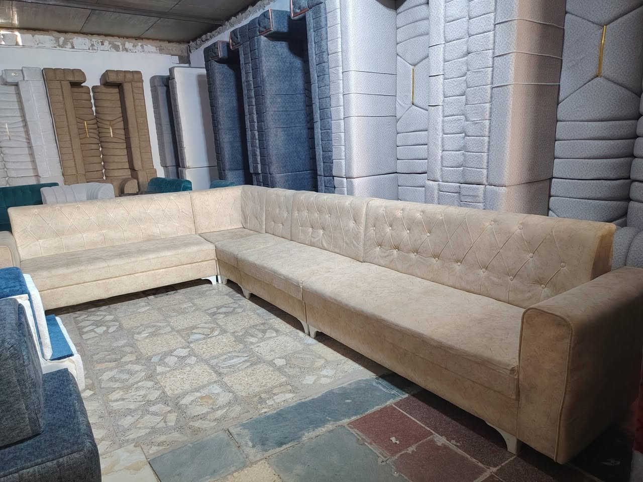 تخامه ديوان عدد 2.. الواحد يتكون من 5 قطع 10 نفرات نظيفات وجاهزات سعر الواحد 200 وبيه مجال المكان نجف حي العسكري كبل شارع السبسيس قرب السوق المحضر للستفسار *********** واتساب
