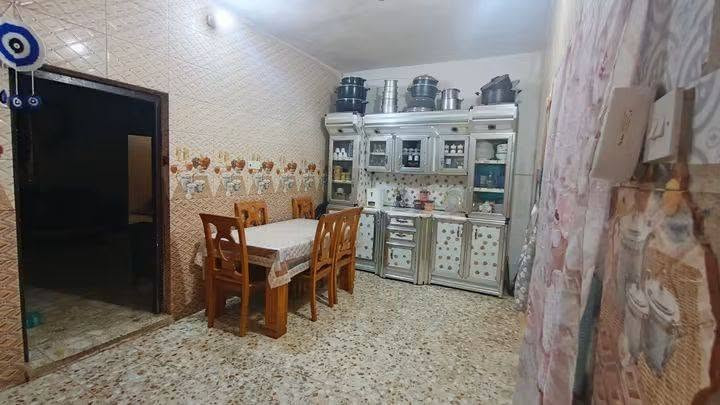 سلام عليكم بيت 200م للبيع  بي استقبال حولي
2غرف نوم  بي صحيات خارجيه  وداخلية  شرقي وغربي أضافه بي محل  العنوان الحسينبه  مسقط  شارع أبو مهند    سعر بيت 150بي مجال  الاستفسار اتصل على رقم ***********
