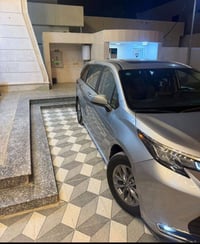 وبركاته سيارة سينا ٧راكب موديل حديث لنقل المسافرين من الرمادي والأقضية...