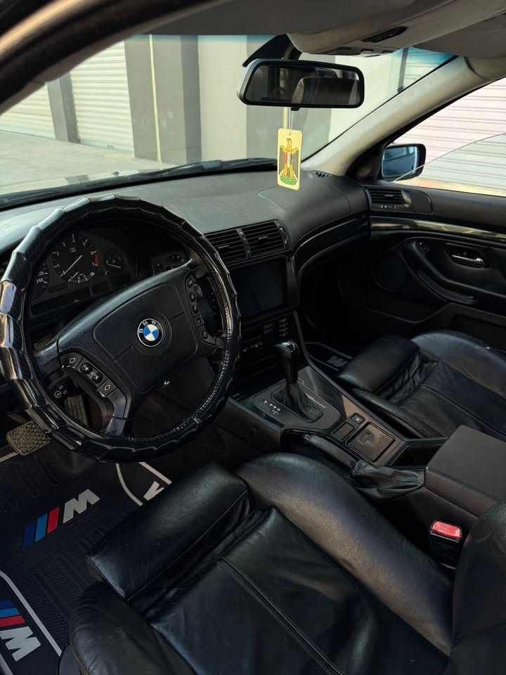سلام عليكم

BMW-E39-1996-525i
1-سلايت جام طكتين
2-اربع جامات اوتو
3-كشنات M جلد مال2000 خمس وضعيات 
4-صاج اسود M
5-ابواب كارتير 
6-سقف 2000
7-ستيرن تحكم كهرباء 
8-مرايات كهرباء
9-كير تبترونك
11-دعاميات امامي خلفي M 
12-ترايش لايتات M 
13-عليها شفه امامي M  
14شادله منضومه غاز جديد 
15 منضومه مال زنون 
طخم تايرات جدد
صبغ عام 
هزه وفحص جديد السياره
تبريد كير مكينه خير من الله 
تخم تاير جديد 
صدر كله جديد
سياره جديده وجاهزه من كلشي 
السعر 80 وبيه مجال 
بغداد بلديات
***********
