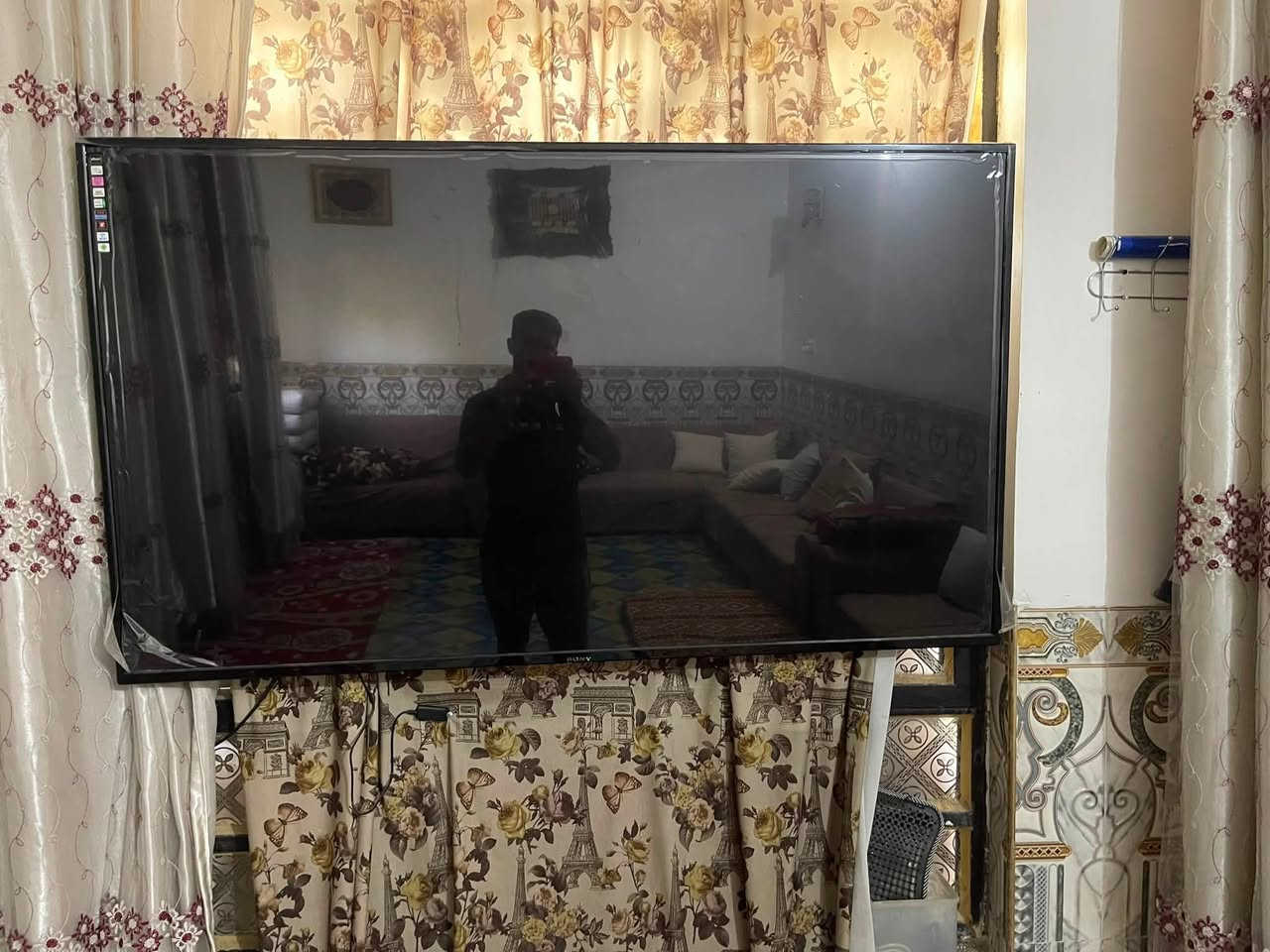 شاشه لل بيع ٦٥ الحجم مستخدمه شي بصيط فول انترنيت العنوان بغداد *********** *********** السعر قفل ٣٥٠ الميشتري لايخابرني
