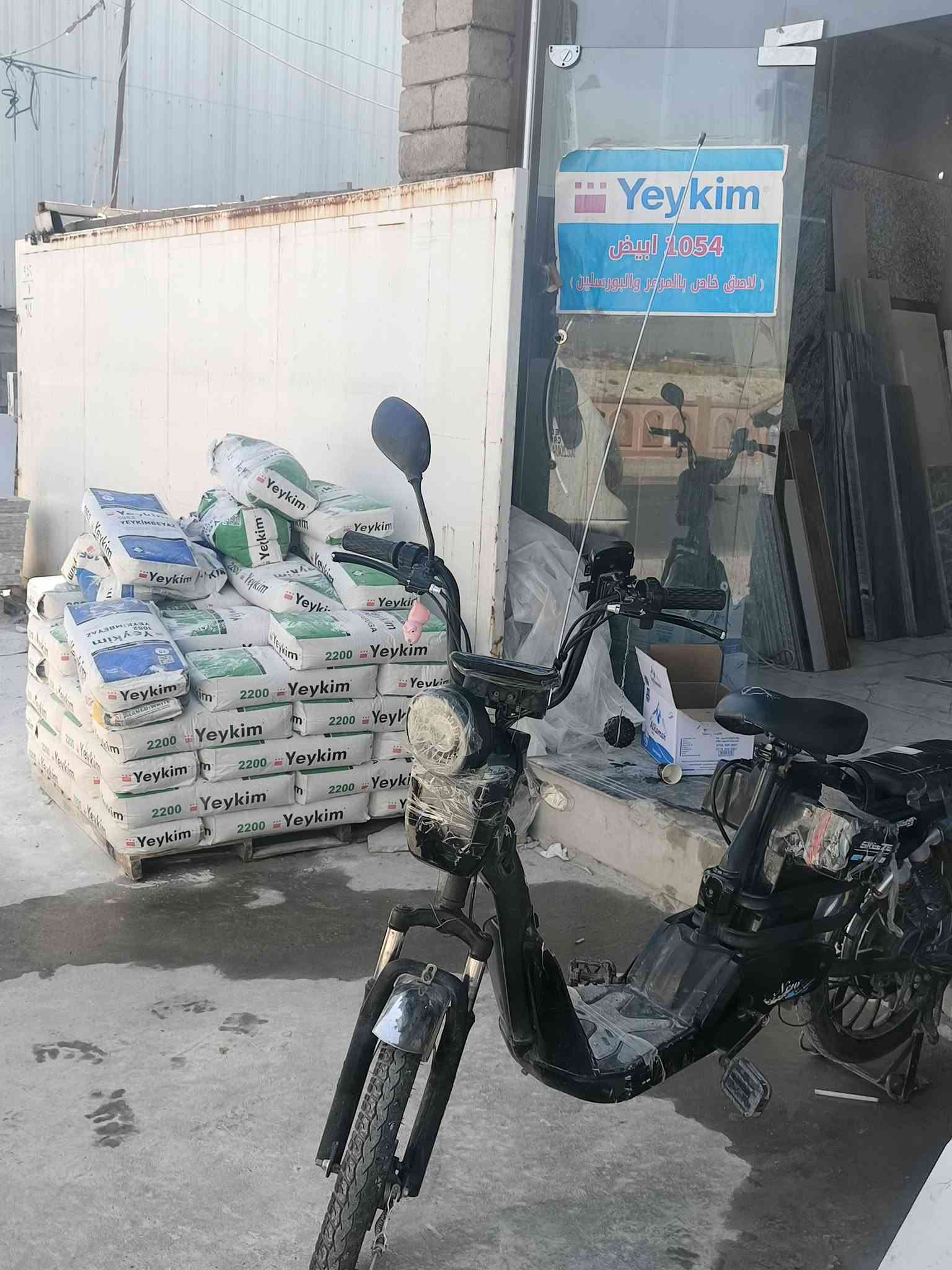 السلام عليكم 
ماطور شحن للبيع فول موصفات ريموت تشغيل عن بعد تشغيل مفتاح ام بي 3بلوتوث 5بطاريات 60ڤولت 1000وات يمشيك 40كيلو متر ناقصه دكمة لايت العالي والغلاف مال بطارية بي فطر بسيط الماطور مصروف علي ونضيف اعطيني سعر بس لا تكسر بي  
 للتواصل ***********بي واتساب
