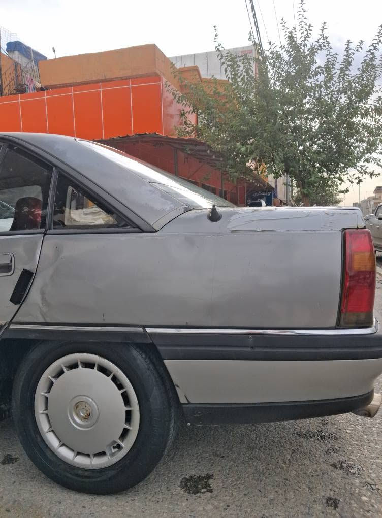 أوبل • فضي • ١٩٩٠