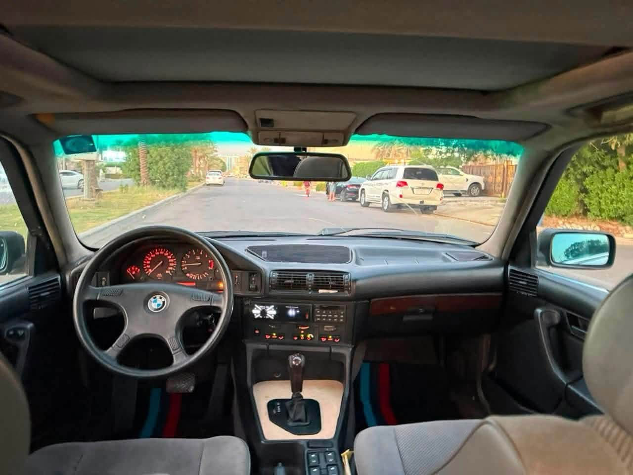 بي أم دبليو BMW موديل 1991اصل 
حجم 535 اصل عليهه مكينه وكير صقر 28 دبل فانوس 
فتحة السياره 
تبريد شغال 
كهربائيات شغاله 
￼السياره جاهزة للاخير مابيهه اي نقص 
السعر 65 
بغداد السيديه

***********
