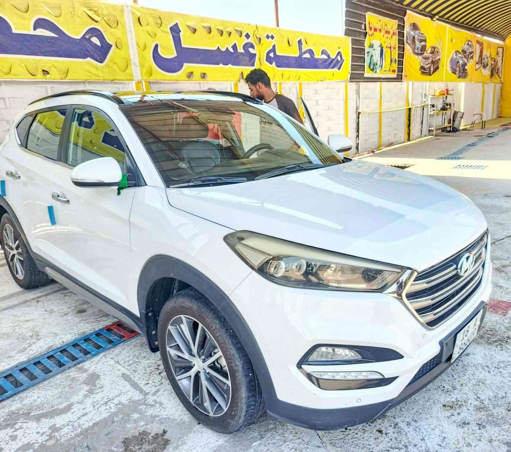 سياره فول مواصفات
٢٠١٧ بانوراما
فتحة سقف بانوراما: ممتدة على كامل السقف.

نظام الدفع (4WD): دفع رباعي مستمر (فور ويل) مع زر قفل الدفع (Drive Mode).

الإضاءة: مصابيح أمامية وخلفية (LED) مع عدسات زينون ذكية وكشافات ضباب.

العجلات: رينغات ألمنيوم قياس 18 أو 

صندوق خلفي ذكي: يفتح كهربائياً عند الاقتراب منه 

المرايا: جانبية كهربائية الطي مع إشارات انعطاف وترحيب عند الاقتراب.

التشغيل والدخول: بصمة تشغيل مع دخول ذكي بدون مفتاح.

المقاعد: جلد طبيعي فاخر، مع تحكم كهربائي لمقعد السائق والراكب، وميزة تدفئة وتبريد المقاعد الأمامية.

الشاشة اندرويد لمس

التكييف: أوتوماتيكي ثنائي المناطق مع فتحات تهوية للمقاعد الخلفية.

الأنظمة الذكية 

كبح اليد: نظام بريك إلكتروني (بصمة يد) مع ميزة التوقف التلقائي (Auto Ho

سبورت. نورمال. ايكو
شاشه تبريد
بيهه تكشير مثل ما موضح
١٥٥ بييهه مجال بسيط
ع حطتهه ابيع
سونار موجود
***********
