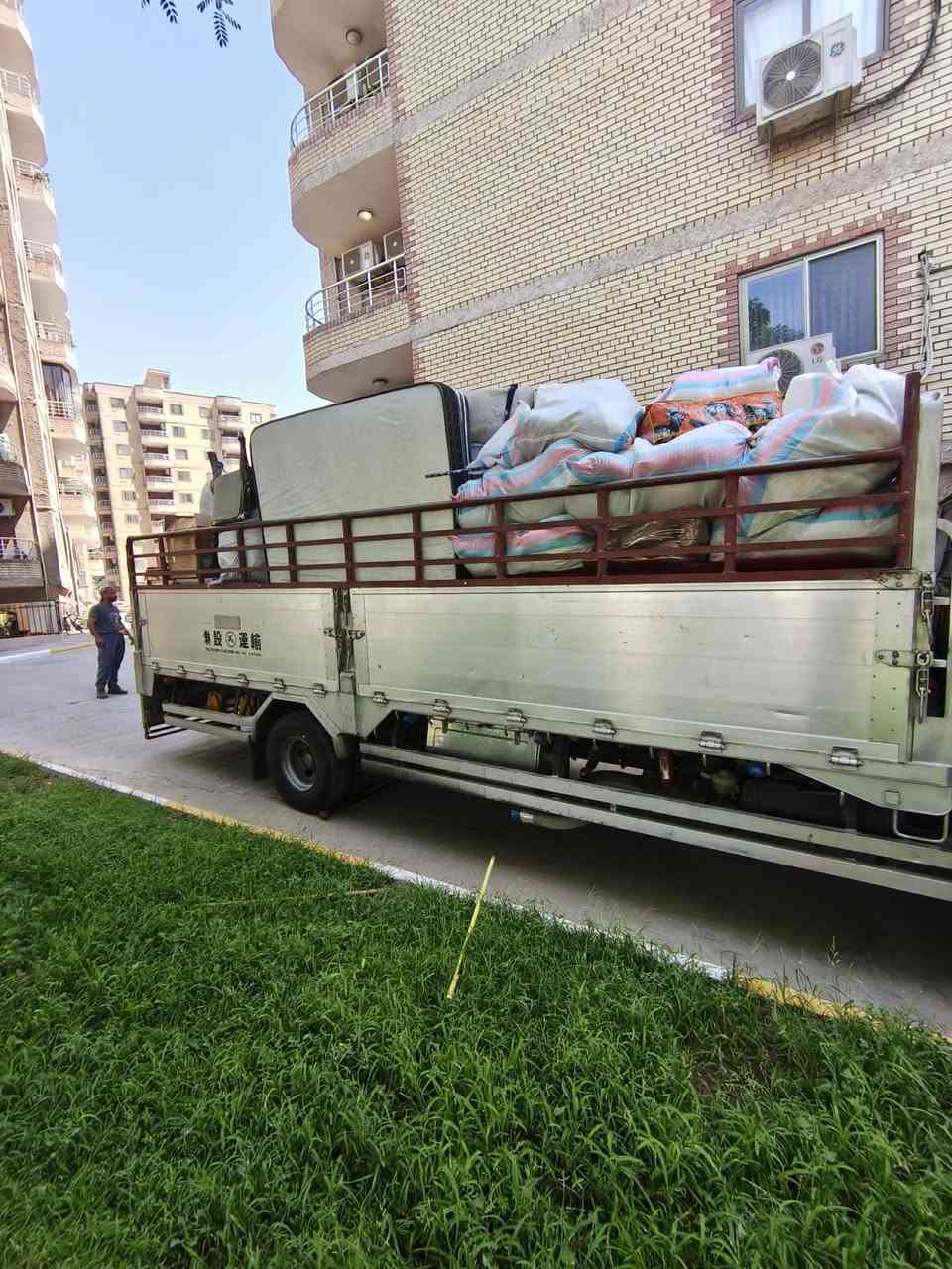 نقل اثاث داخل بغداد وخارج بغداد
يوجد كادر عمل متخصص بنقل الأثاث 

يوجد سيارة كبيرة وصغيرة 

الرقم   ***********     ***********   ابو علي
