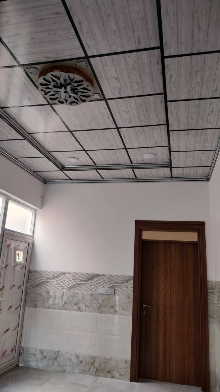 🏡🔥 #_داران_للبيع_في_يارمجة_الشرقية_الثانية 🔥🏡
💥 فرصة مميزة للسكن والاستقرار
 💥بسعر مناسب وموقع مميز
📍 الموقع: يارمجة الشرقية الثانية 💰 السعر: 78 مليون دينار فقط لكل دار
✅ شارع مبلط ✅ ماء وكهرباء متوفرة ✅ قريب من المدارس ✅ قريب من شارع كركوك الرئيسي ✅ قريب من الأسواق والخدمات
🏠 مواصفات الدار: 🔹 المساحة: 100 متر مربع 🔹 الواجهة: 5 متر 🔹 العمق: 20 متر 🔹 اتجاه شروق الشمس 🌞 🔹 طابق واحد
✨ تشطيبات جميلة: ✔️ أرضيات بورسلين ✔️ سيراميك نصف جدار ✔️ سقوف ثانوية ✔️ واجهة حلان
🛋️ يتكون من: ▪️ استقبال ▪️ غرفة نوم ▪️ هول ▪️ مطبخ ▪️ صحيات داخلية ▪️ صحيات خارجية
📄 المكاتبة مع الشرعي ⚠️ شرط التحويل
📞 للاستفسار:
🏢 مكتب التقوى للعقار 📍موقع المكتب_شارع كركوك الرئيسي مقابل جامع البيت العتيق
☎️ *********** 
☎️ ***********
📱 فايبر & واتساب
🌹 تابعوا صفحة مكتب التقوى للعقار ليصلكم كل جديد من العروض العقارية المميزة.
