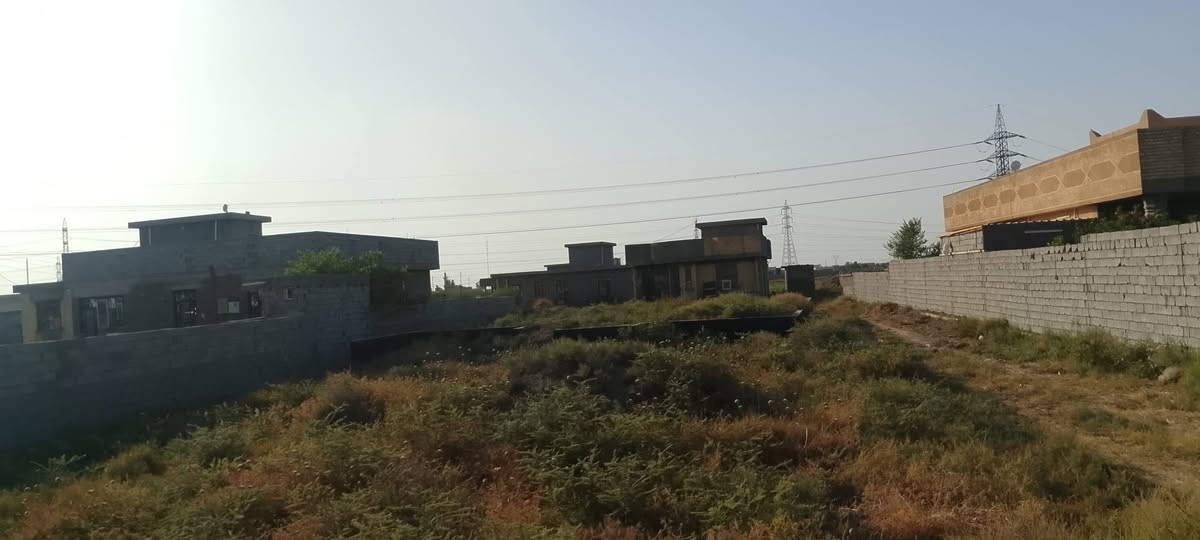 قطعه ارض للبيع في المساره مقابيل مدرسه الفجر  الارض تحتوي على  اساس بيت350متر وكرسته شباك
مساحه الكليه 1500متر الاستفسار والاتصال ***********
قطعه ارض للبيع في المساره مقابيل مدرسه الفجر  الارض تحتوي على  اساس بيت350متر وكرسته شباك
