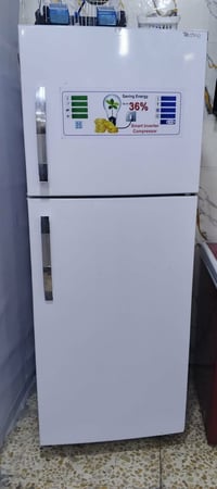 ثلاجه للبيع سعر ٣٠٠ وبيها مجال عنوان الخطيب الزراعي 07779558094