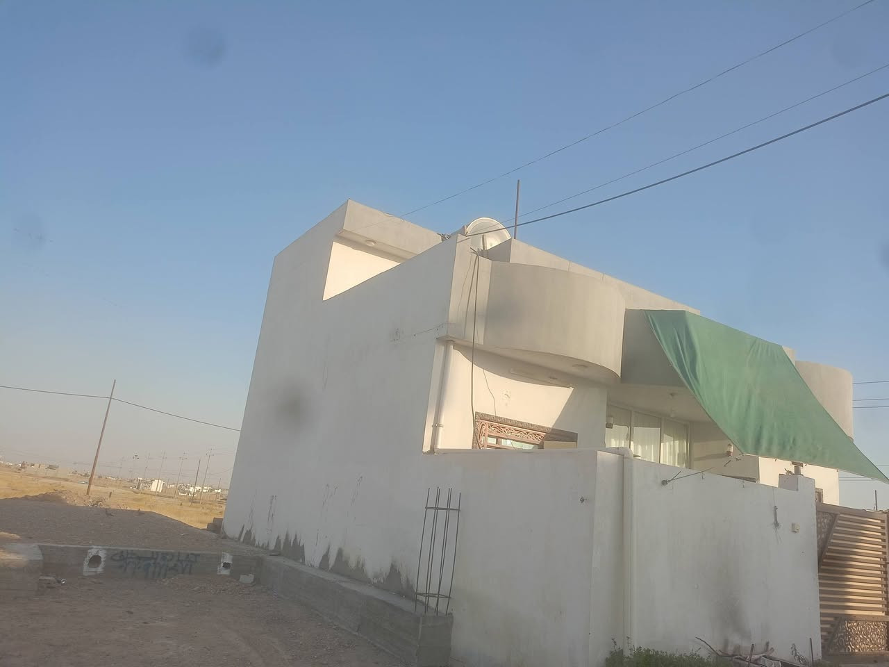 بيت للبيع زراعي مساحته 100متر مربع يحتوي على ثلاثه غرف نوم وصاله مع صحيات وغرفه نوم الثالثه في الطابق الثاني مع صحيات موقعه شوراو الثانيه قرب جامع النور الهادي سعره 55 بيه مجال والاتصال على الارقام *********** و ***********

