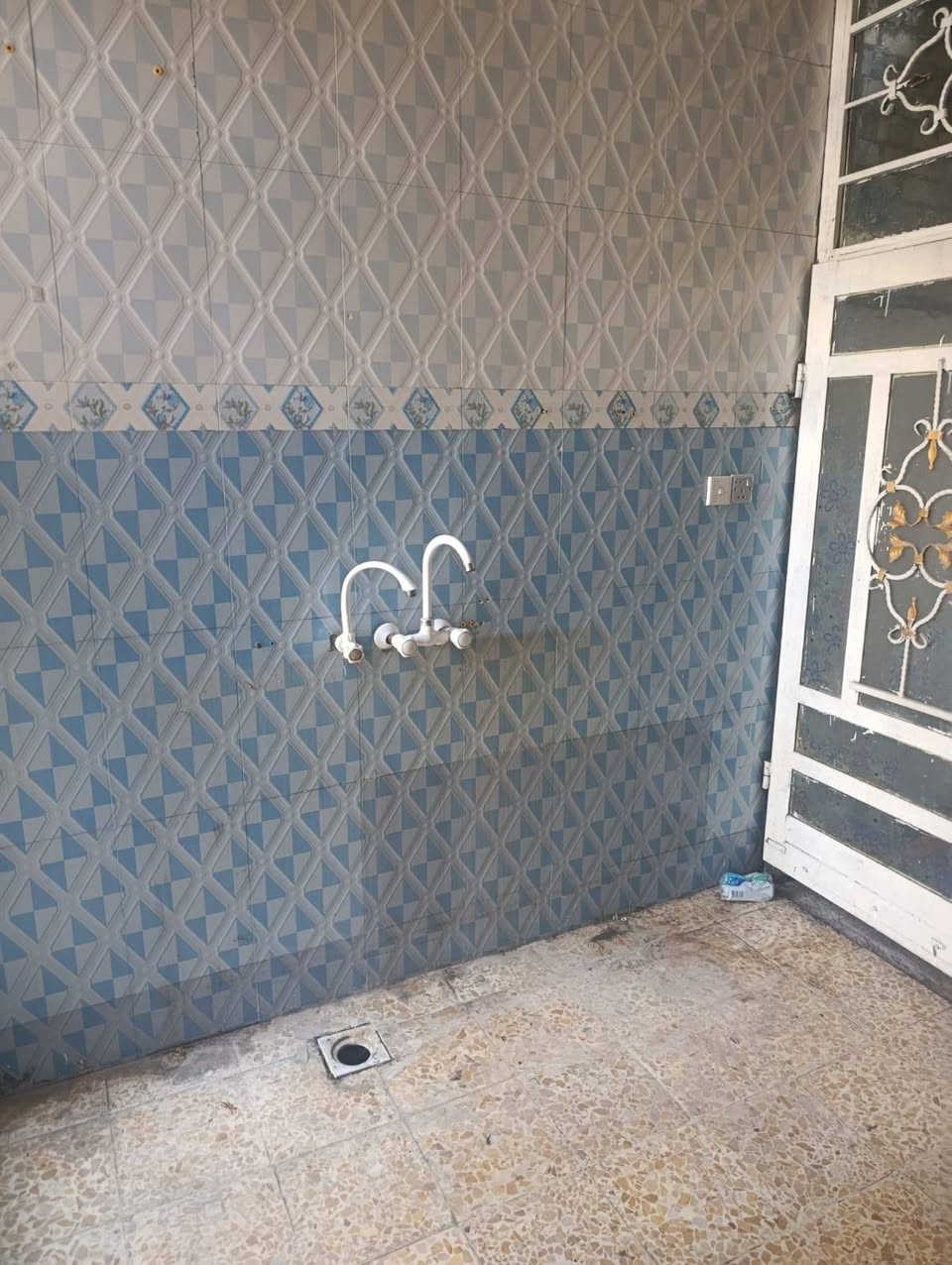 دار للايجار مساحته 150متر بحي الطيارة يحتوي على غرفتين نوم وصالة وكلدور ومطبخ ومجموع حمام وصحيات داخلي وخارجي للاستفسار اكثر الاتصال على الرقم التالي او مراسلة واتساب
***********
