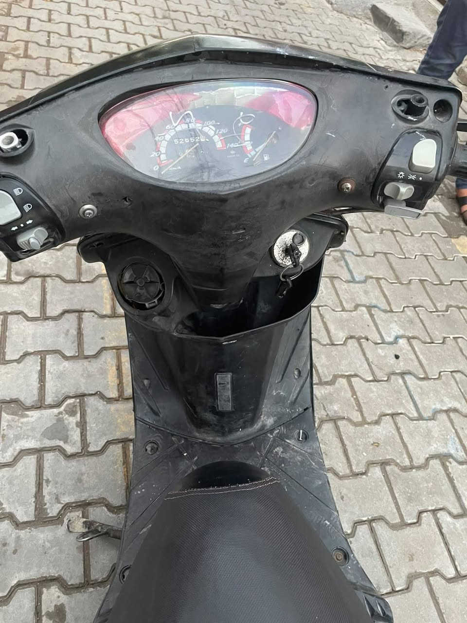 السلام عليكم دراجه ثعلب للبيع دراجه مكينه نشطه  بس بيها دخان قوي كفرات نضيفه كما موضح بل صور دبلات خلفيه جديده والدبلات لامامي تعبانه و كهربائياتها كلها شغاله اشاره دبل اشاره سكنات لايت بكلايت كله شغال بس الدشبول واكف ميشتغل و يرادلها جوزه تشغيل هيه بيها جوزه بس خارطه متشتغل الدراجه اكفلك ياها من سرقه نقوصات الدراجه (جوزه تشغيل _و يده ابريك خلفي_ و دبل امامي يرادلها _ووستاند تعليك) السعر 300  عنوان بغداد حي اور رقم التواصل ***********
