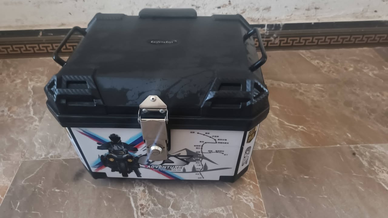 صندك مال دراجه يرهم على جميع الدراجات صندوك اصلي ومبطن جيوم ويا مفتحين قفله ٢٥ لنو مشتريه غالي التوصل على هذا الرقم ***********
