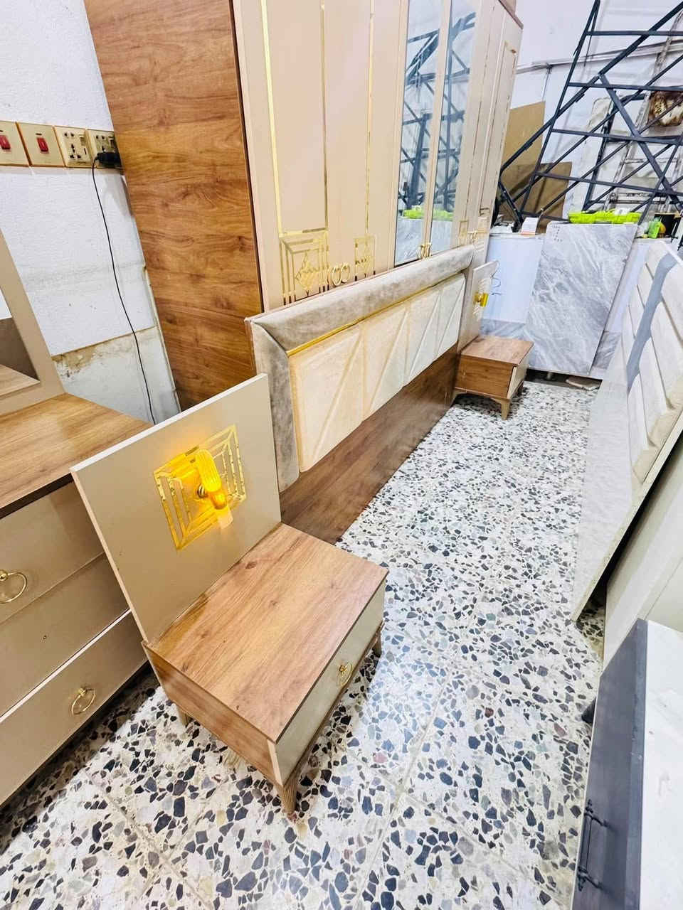غرفه اخشاب • نضيفه • ٥ قطع